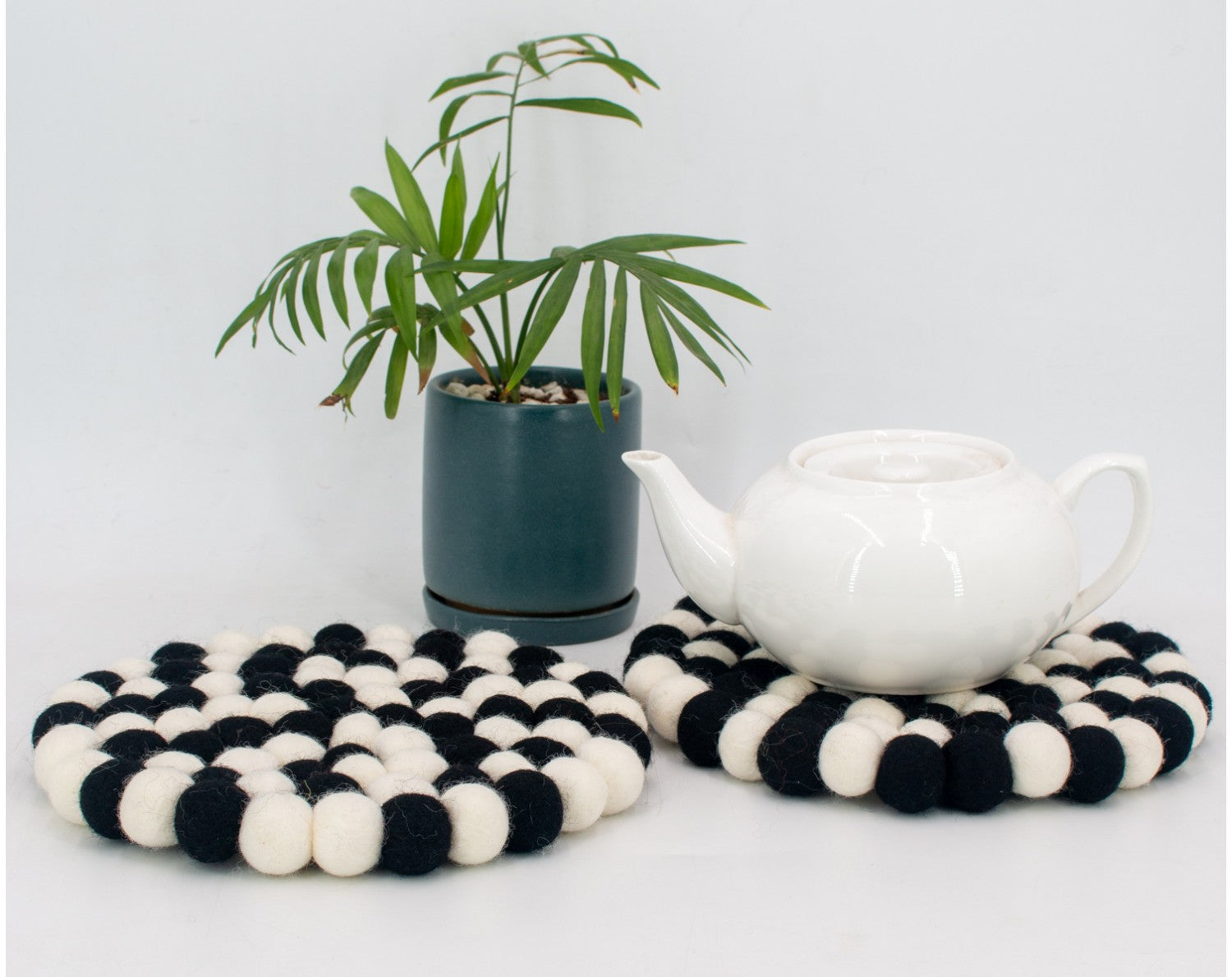 Checkered Round Felt Ball Trivet