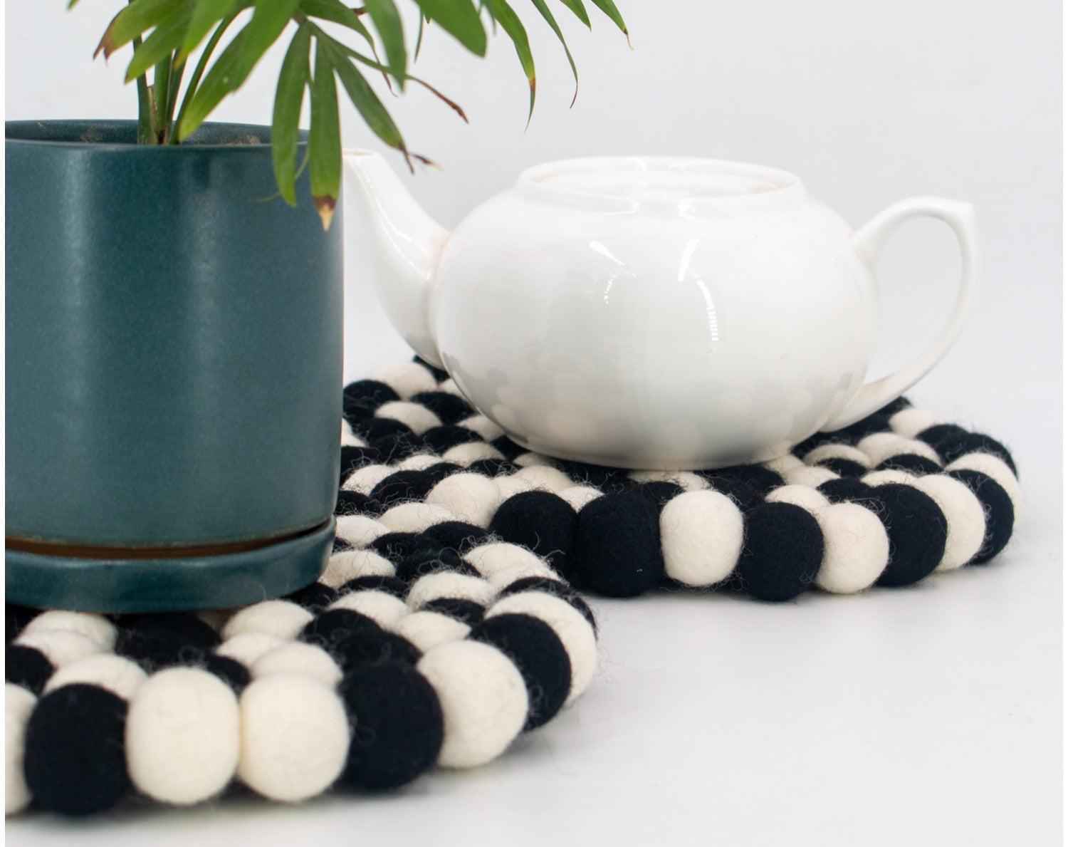 Checkered Round Felt Ball Trivet